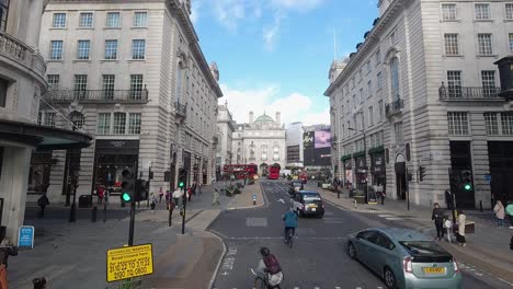 Timelapse-Desde-El-Asiento-Delantero-Del-Autobús-De-Londres-De-Personas,-Autobuses-Y-Tráfico-Con-Vista-A-Piccadilly-Circus-Y-Regent-Street