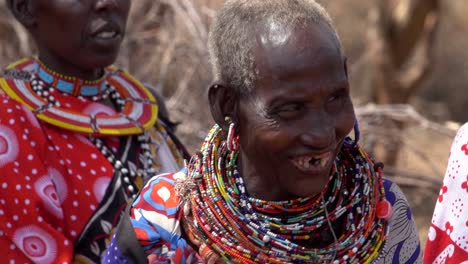 Mujer-Anciana-Masai-Tomando-Parte-En-La-Ceremonia-De-Adamu-En-Laikipia,-Valle-Del-Rift,-Kenia