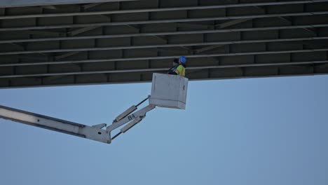 Inspektion-Unter-Der-Brücke-Einer-Schneebedeckten-Brücke-In-Carolina-Beach,-North-Carolina,-Mithilfe-Eines-Kranwagens-Unter-Der-Brücke-Mit-Teleskopischem-Hydraulikarm