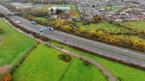 Luftaufnahme-über-Die-Landschaft-Von-Lancashire-Mit-Viel-Verkehr-Auf-Der-Autobahn-M6-In-England