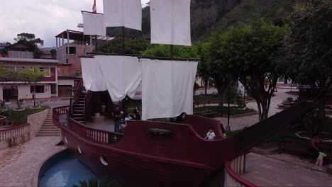 Niños-Jugando-Dentro-De-Un-Barco-Decorativo-Ubicado-En-El-Parque-Central-De-Pozuzo,-Perú.