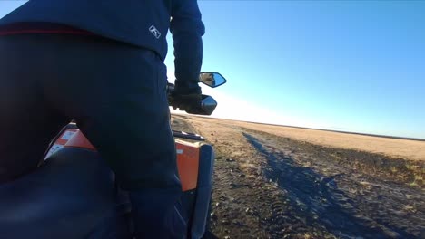 Vista-Del-Paisaje-Detrás-Del-Ciclista-De-Un-Quad,-En-Una-Pista-Todoterreno-En-La-Naturaleza-Islandesa,-En-Un-Día-Soleado