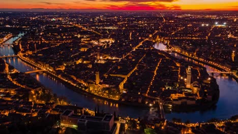 Hyperlapse-Aus-Der-Luft-Von-Verona,-Der-Stadt-Der-Liebe-In-Italien,-Während-Eines-Emotionalen-Sonnenuntergangs