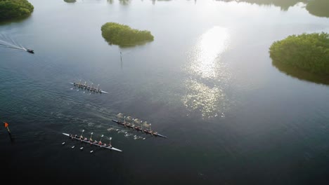 Luftaufnahme-Einer-Rudermannschaft-Bei-Sonnenuntergang,-Die-An-Der-Brücke-Endet