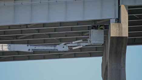 Inspección-Debajo-Del-Puente-Del-Puente-Cortado-Por-Nieve-En-Carolina-Beach,-Carolina-Del-Norte,-Usando-Un-Camión-Grúa-Debajo-Del-Puente-Con-Brazo-Hidráulico-Telescópico