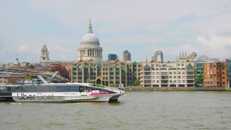 Barco-Fluvial-De-Londres-Navega-Por-El-Río-Támesis-Frente-A-San