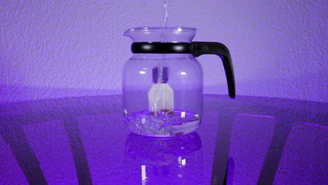 Una-Olla-De-Vidrio-Con-Una-Bolsita-De-Té-Dentro-Se-Llena-Con-Agua-Caliente-Sobre-Una-Mesa-De-Vidrio-Con-Luz-Violeta---Cámara-Lenta