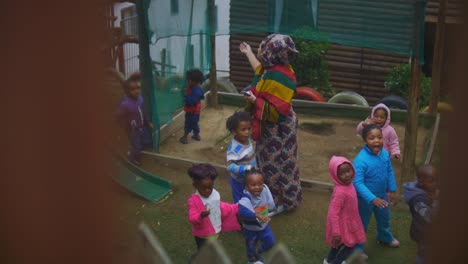 Los-Niños-Sudafricanos-Saludan-A-La-Cámara-En-El-Patio-De-Recreo