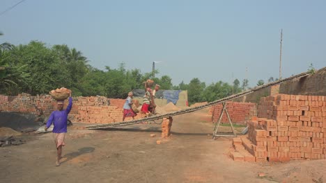 Bricklayers-are-carrying-bricks-on-their-heads