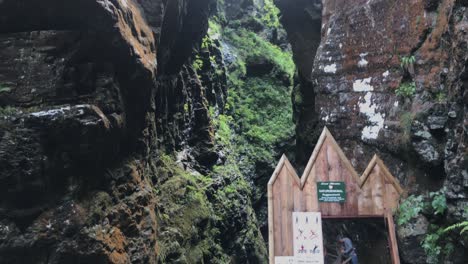 Puente-De-La-Naturaleza-De-Raggaschlucht-En-Karnten-Austria-Con-Un-Curioso-Turista-Deambulando,-Toma-Panorámica