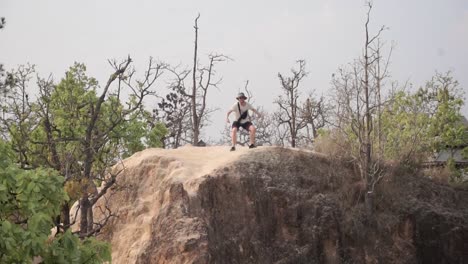 Turista-Divertido-Visitando-Un-Cañón-Por-Primera-Vez