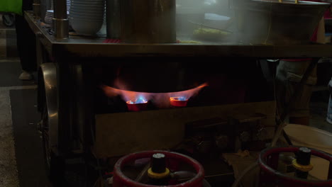 Heiße-Flammen,-Gasherd,-Nachtmarkt-In-Der-Stadt-Penang