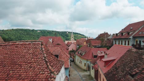 Drohnenflug-Durch-Enge-Gassen,-Die-Zur-Alten-Kirche-In-Sighisoara,-Rumänien,-Aufsteigen