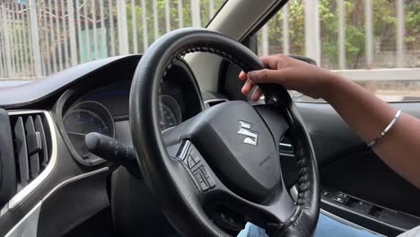 Una-Foto-Del-Interior-De-Un-Automóvil-Suzuki-Tomada-Mientras-Conducía-En-Bangalore.