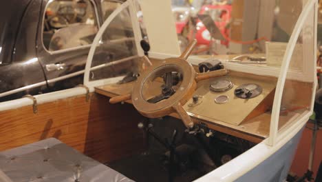 Viejo-Barco-Con-Timón-De-Madera-En-El-Museo-Del-Motor-De-Motala-En-Suecia