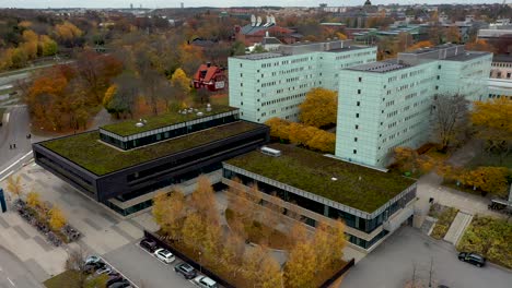 Vertikalschwenk-Drohnenaufnahmen-Der-Universität-Stockholm