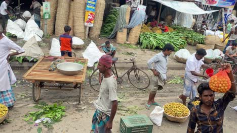 Cámara-Lenta-De-Hombres-Asiáticos-En-Un-Mercado-Local-Vendiendo-Artículos