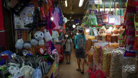 Tienda-De-Artículos-Eléctricos-Y-Snacks-En-El-Mercado-De-Kim-Yong-En-Hat-Yai.