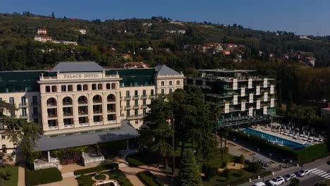 Vista-Aérea-De-Drones-Voladores-Hacia-Adelante-Del-Hotel-Trieste-Kempinski-Palace,-Italia