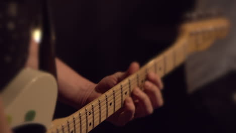 Verträumtes,-Verschwommenes-Bokeh-Eines-Mannes,-Der-E-Gitarre-Im-Telecaster-Stil-Spielt