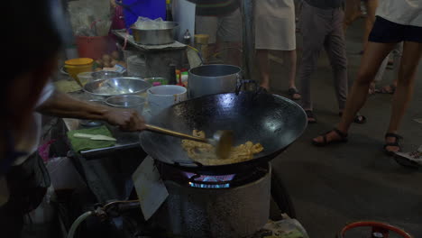 Der-örtliche-Straßenhändler-Bereitet-Garnelen-Und-Nudeln-In-Einem-Wok,-Einem-Heißen-Gasbrenner,-Malaysischem-Essen-Und-Einem-Straßenmarkt-Zu