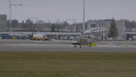 Der-Hubschrauber-Zieht-An-Der-Startrampe-Vom-Boden-Ab