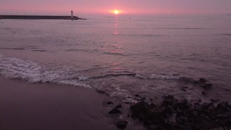 Vista-Aérea-De-Drones-Al-Atardecer-De-La-Gente-En-La-Playa-Por-La-Noche