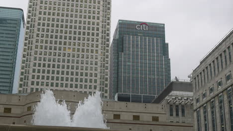 Citi-Hauptquartier-Und-Wasserbrunnen-In-Canary-Wharf,-London,-Vereinigtes-Königreich