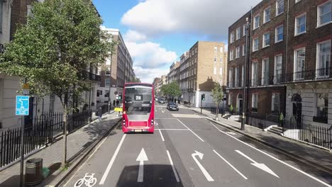 Timelapse-Desde-El-Asiento-Delantero-Del-Autobús-De-Londres-De-Personas,-Autobuses-Y-Tráfico-Con-Vista-A-Gloucester-Street,-Baker-Street,-Regent&#39;s-Park,-Great-Portland-Street,-Warren-Street-Y-Euston