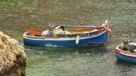 Dos-Coloridos-Barcos-Amarrados-En-El-Pueblo-De-Popeye.