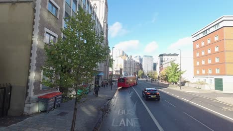 Timelapse-Desde-El-Asiento-Delantero-Del-Autobús-Londinense-De-Los-Autobuses-De-Tráfico-En-La-Zona-De-Negocios-Con-El-Ojo-De-Londres-Al-Fondo