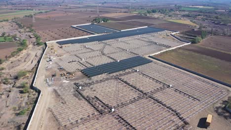 Enorme-Planta-De-Energía-Solar-Para-Utilizar-Energía-Solar-En-Un-Pintoresco-Campo-Verde