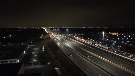 Vista-Aérea-Frontal-De-La-Autopista-Con-Automóviles-Y-Vehículos-De-Bomberos-En-El-Carril-Lateral-En-Acción.