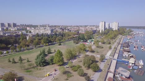 Hermosa-Toma-Aérea-De-4k-De-Zemun-Kej-Y-El-Río-Danubio,-Día-De-Verano-En-Belgrado