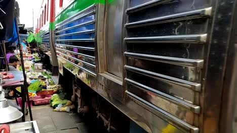 Un-Tren-Pasa-Por-El-Mercado-En-Maeklong,-Tailandia