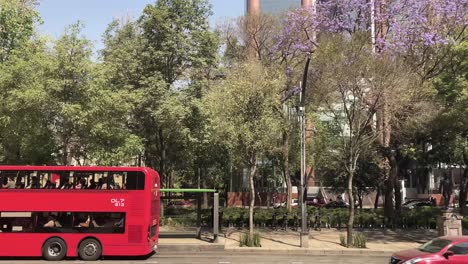 Toma-En-Cámara-Lenta-De-La-Avenida-Paseo-De-La-Reforma-Y-Los-Edificios-Históricos-De-La-Ciudad