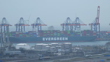 Buque-Portacontenedores-De-Hoja-Perenne-Atracado-En-El-Puerto-De-Maasvlakte-En-Un-Día-Brumoso-En-Holanda