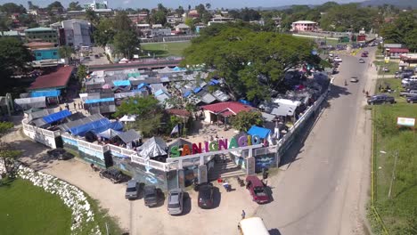 Una-Hermosa-Toma-De-Drones-Mirando-Hacia-El-Mercado-De-Agricultores-De-San-Ignacio-En-El-Distrito-De-Cayo,-Belice-C