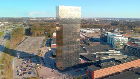 Hotel-Scandic-Victoria-Tower-Und-Kistamässan-Ausstellungs--Und-Veranstaltungszentrum-An-Einem-Klaren,-Sonnigen-Frühlingstag