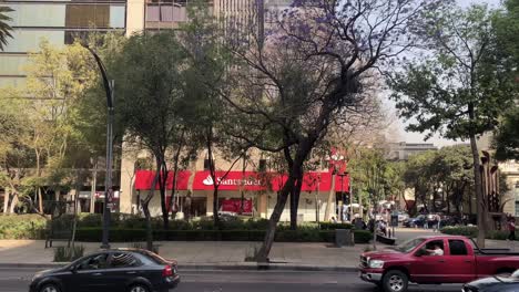 Toma-En-Cámara-Lenta-De-La-Avenida-Paseo-De-La-Reforma-Cerca-Del-Distrito-Financiero-En-La-Ciudad-De-México