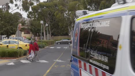 Una-Ambulancia-En-El-Hospital-Pasa-Por-Las-Instalaciones-Del-Hospital