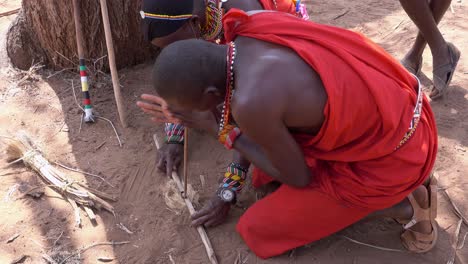 Massai-Zünden-Mit-Handbohrtechnik-Ein-Feuer-An