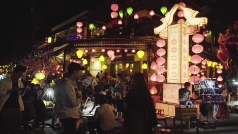 La-Vibrante-Y-Colorida-Vida-Nocturna-Con-Muchas-Linternas-De-Papel-En-Los-Mercados-Callejeros-De-Hoi-An,-Vietnam