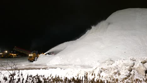 Quitanieves-Creando-Un-Enorme-Montículo-De-Nieve