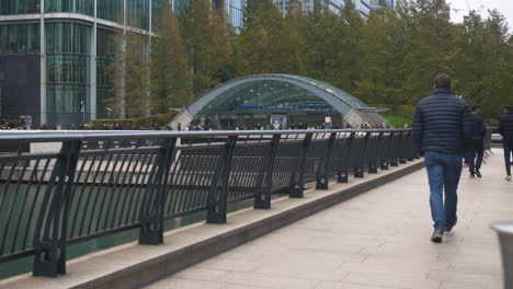 Weitwinkelaufnahme-Der-Menschen,-Die-An-Der-Londoner-U-Bahn-Station-Canary-Wharf-Vorbeikommen