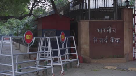 RBI-Logos-Der-Reserve-Bank-Of-India-Vor-Dem-RBI-Gebäude-In-Sansad-Marg-Mit-RBI-Barrikade