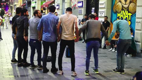 Gruppe-Junger-Moderner-Männer,-Die-Auf-Der-Straße-Volkstanz,-Dabke,-Aufführen