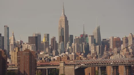 Tráfico-De-Coches-En-El-Puente-Y-El-Gran-Edificio-Empire-State-En-Nueva-York-En-Segundo-Plano.