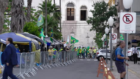 Anhänger-Des-Ehemaligen-Brasilianischen-Präsidenten-Bolsonaro-Campieren-Vor-Dem-Hauptquartier-Der-Armee-In-Porto-Alegre,-Brasilien,-Um-Aus-Protest-Eine-Intervention-Des-Bundes-Nach-Lulas-Präsidentschaftswahl-Zu-Fordern