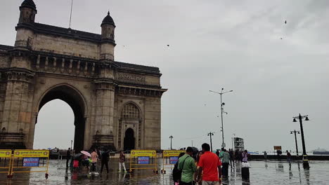 Turista-En-La-Puerta-De-Entrada-De-La-India-En-Un-Día-Lluvioso-Cielo-Nublado,-Mumbai,-India,-Hd